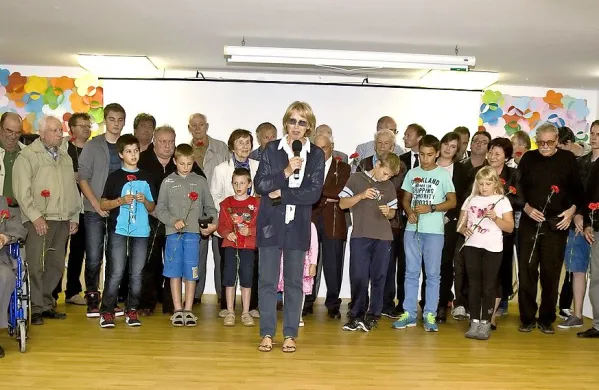 Domačini iz Dutovelj so pri filmu sodelovali kot nastopajoči in kot informatorji. Na predpremieri so se fotografirali skupaj z Danilovo hčerjo Anny Žerjal (v sredini).
 