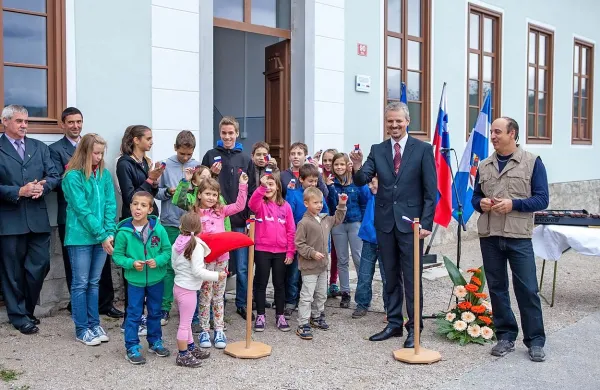 Častitljivih 106 let že stoji stavba šole na Kalu in pred sabo ima novo obdobje, saj so jo   prenovili