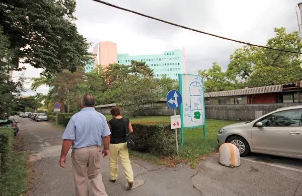 Če se ne bo spet kaj zalomilo, bodo urgentni center le začeli graditi. Odstranili bodo tudi hodnik iz azbestnih salonitk (desno), ki v bolnišnico res ne sodijo ...