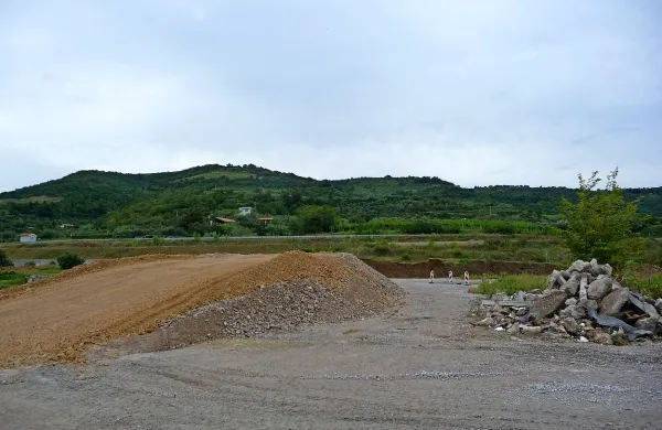 Središče bodočega krožišča   bo tam, kjer  je v ozadju videti prometno signalizacijo