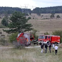 Gasilci so pogasili ostanke letala in  zavarovali širše območje ob zaraščeni dolini, v katero je padlo letalo