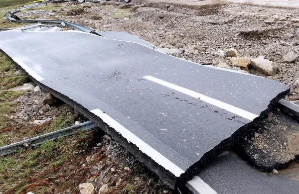 Poplave so prizadele 66 odsekov državnih cest