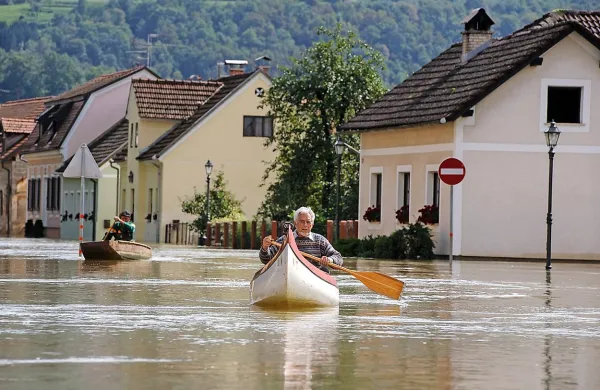 Voda je poplavila več kot 850 stanovanjskih in 240 gospodarskih objektov ter 18 šol in vrtcev. Evakuiranih je bilo 31 oseb.