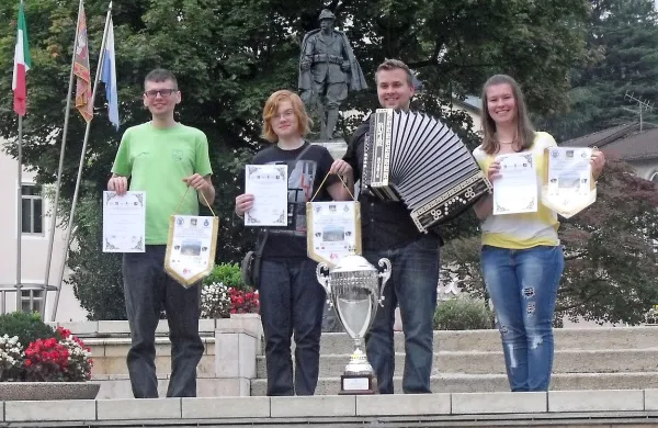 Erik Šavron, Miha Grmek Seražin, Tomaž Boškin in Valentina Carpenetti (z leve) so se na svetovnem prvenstvu v diatonični harmoniki odlično odrezali 