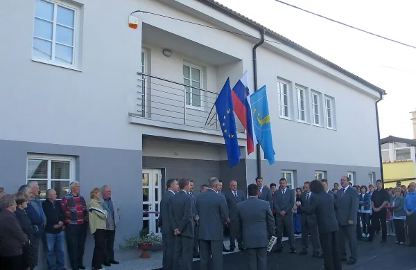 Domači pevci, Fantje spod Karlovice, so s pesmijo pozdravili obnovljen vaški dom     