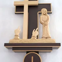 Ozadje križevega pota je izdelano iz javorjevega lesa, ki ga je Samsa pobarval, figure pa iz lipovega lesa. Prvi bo barvo ohranil, drugi pa bo v nekaj letih potemnel.

