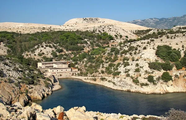 Nekdanje jugoslovansko taborišče za politične zapornike Goli otok bi lahko preoblikovali v počitniški raj za geje