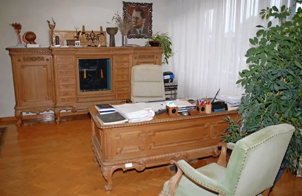 Za Titovo pisarno, ki ima  zgodovinsko vrednost, je največ, 6150 evrov,  ponudil  Goriški  muzej