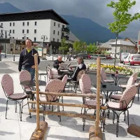 Ker je poletno deževje odnašalo prihodek,  se  bojijo  prihajajoče zime brez smučišča