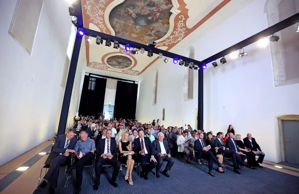 Nekdanja cerkev sv. Frančiška Asiškega na Martinčevem trgu je včeraj zaživela kot nova protokolarno-prireditvena dvorana