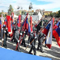 Proslavo je z mimohodom napovedalo več kot 150  praporščakov