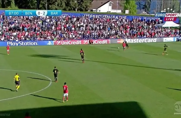 Utrinek s spomladanskega finala v švicarskem Nyonu, kjer so Barcelonini upi s 3:0 nadigrali Benficine