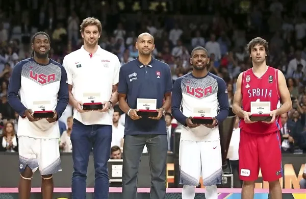Najboljša peterka svetovnega prvenstva - z leve: Kenneth Faried (ZDA), Pau Gasol (Špa), Nicolas Batum (Fra), Kyrie Irving (ZDA, tudi MVP tekmovanja) in Miloš Teodosić (Srb)
