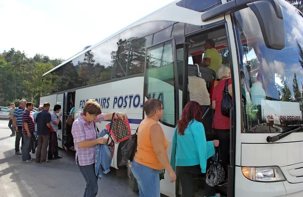Delavski avtobus je prve Delamarisove delavce iz Izole v Pivko in nazaj začel voziti s tem tednom
