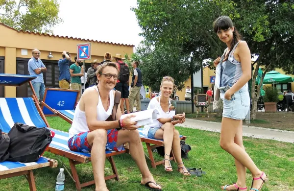 Igralci Marko Mandić, Mojca Fatur in Lara Komar med snemanjem na koprski plaži 