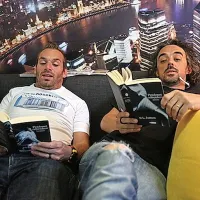 Iztok Gustinčič (levo) in Tomaž Klepač uživata v branju knjige Petdeset odtenkov sive