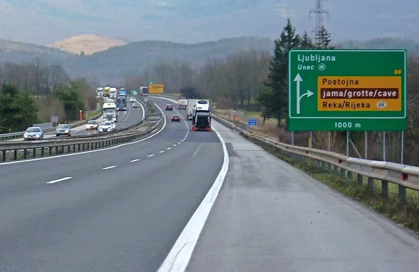 Dars začenja obnovitvena dela na odseku avtoceste Unec-Postojna
