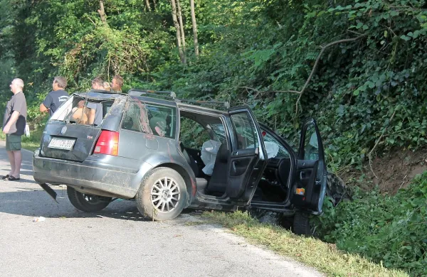 Včeraj malo po  16. uri  se je na regionalni cesti izven naselja Dornberk zgodila prometna nesreča zaradi, v kateri sta se dve osebi huje poškodovali