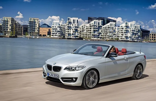  BMW 228i cabrio poganja štirivaljni motor z 1997 kubičnimi centimetri gibne prostornine

