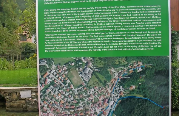 Manjša informativna tabla za Hodnikovim mlinom informira obiskovalca o starem mestnem jedru Bistrice, imenovanem Guranji kraj