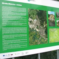 Ena od velikih turistično informativnih tabel stoji na robu parkirišča za picerijo Park v središču Bistrice