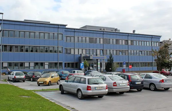 Velika prednost postojnskega zdravstvenega doma, ki je po novem tudi v celoti energetsko saniran,  je, da lahko pacienti - za razliko od ostalih zdravstvenih domov - v njem na enem mestu  opravijo vso diagnostiko na primarni ravni, in to v enem