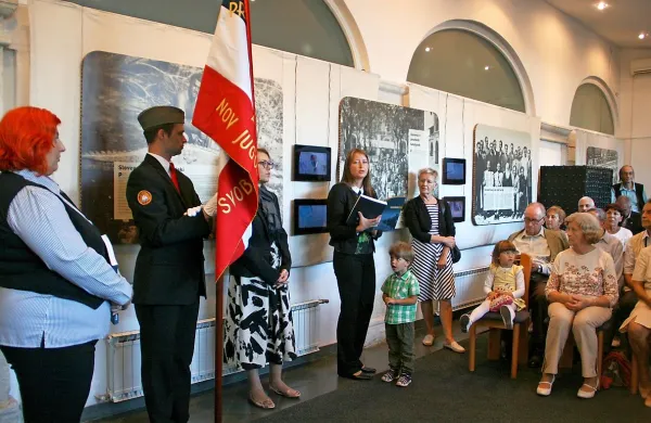 Potujočo razstavo Prekomorci so v Kopru predstavile z (leve): direktorica pokrajinskega arhiva Nada Čibej, direktorica Muzeja novejše zgodovine Kaja Širok in Irena Uršič, avtorica razstave in urednica zajetnega zbornika. Na predstavitvi se jim je