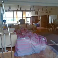Nekoč med domačini in turisti zelo priljubljena avla z recepcijo je polna šare 