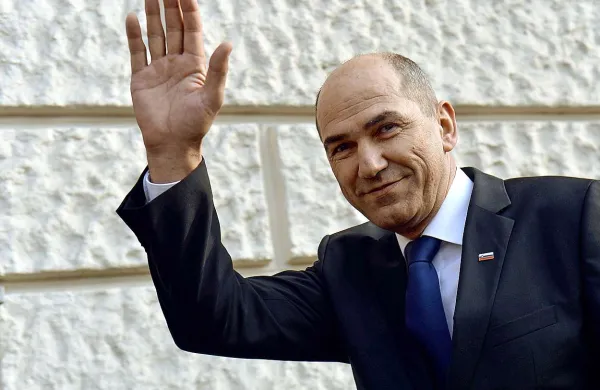 Janšo, ki je bil v času podpisa pogodbe o nakupu patrij predsednik vlade, je sodišče obsodilo na dve leti zapora