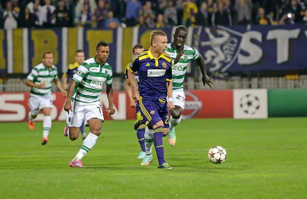 Dare Vršič (v vijoličastem dresu) se je z mariborskimi soigralci veselil velike točke s Sportingom. Levo strelec za Sporting Nani.