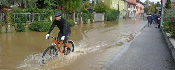 Leto 2012 je bilo tudi na Vipavskem do oktobra sušno, nato pa je konec oktobra padlo toliko dežja, da je Vipava poplavila številne  okoliške kraje ...  
