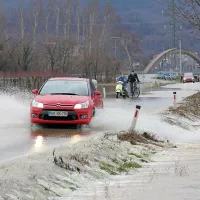 ... in ni minilo sto let, temveč le leto in trije meseci,  pa je Vipava januarja letos spet zalila ceste v Bukovici 