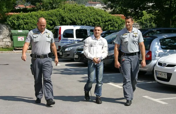 Matjaž Trampuž bo v priporu počakal, da iz nacionalnega forenzičnega laboratorija sporočijo, kakšne barve so bile prevleke v njegovem avtu