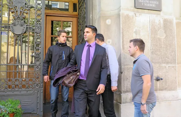 Sodnica na Okrožnem sodišču v Mariboru je enemu od aretiranih na tretji mariborski vstaji, ki je pritrdil obtožbi, da je na protestu vrgel granitni kocki v policiste, danes prisodila sedem mesecev zapora, ki jih lahko odsluži z delom v splošno družbeno
