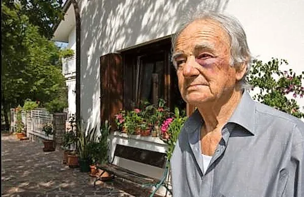 Eden od roparjev je lastnika hiše z ročajem pištole udaril po glavi