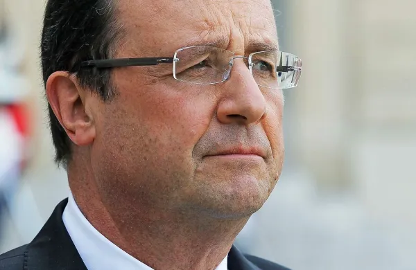  Francoska letala so izvedla prvi zračni napad na skrajneže Islamske države v Iraku, je  sporočil francoski predsednik Francois Hollande. Napovedal je, da bodo sledile nove operacije.