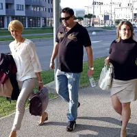 Zakonca Damir in Violeta Zukić (desno) sta na sodišče prišla v spremstvu odvetnice   