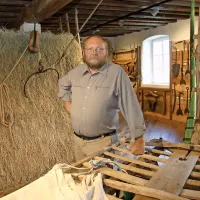 Giovanni Kezich v najnovejši sobi bogatega in zgledno urejenega Muzeja navad in običajev v Trentu