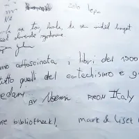 V knjigi vtisov se nad razstavljenimi kulturnimi dragocenostmi navdušujejo  domačini, Italijani, Nizozemci ... 