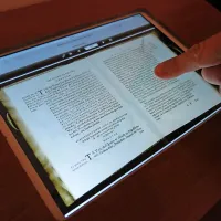 Po Cerkovni ordningi je mogoče listati prek zaslona na dotik  