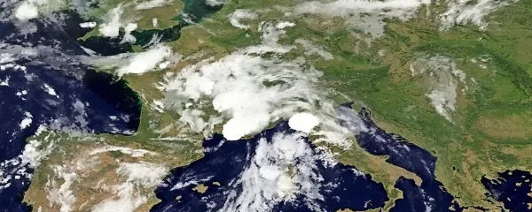  Nad osrednjim Sredozemljem je anticiklonski greben, nad zahodnim pa ciklonsko območje