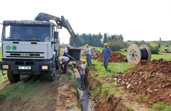 Elektro Primorska med Postojno in Pivko gradi tudi nov podzemni kablovod, ki bo povečal varnost oskrbe Postojne in vasi v primeru izrednih dogodkov