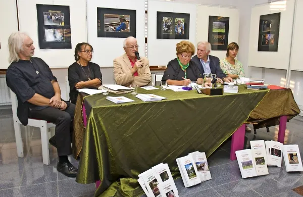 Na okrogli mizi so svoje spomine na Jadrana Sterleta razkrivali (od leve) Boris Čok, Jožica Zafred, Marijan Miklavec, Ana Godnik, Pavel Skrinjar in Magdalena Svetina Terčon