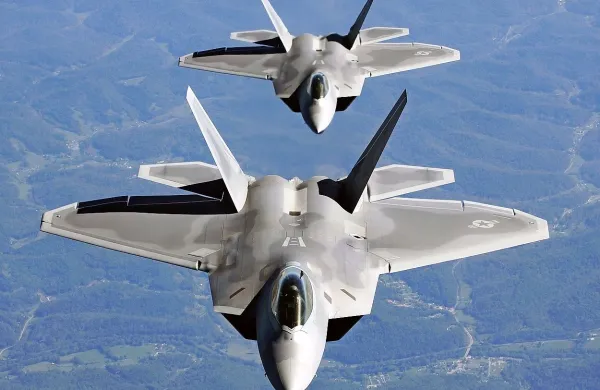 Ameriška lovca  F-22 sta prestregla dva ruska zračna tankerja IL-78, dva lovca Mig-31 in dva strateška bombnika s popularnim imenom “medved”