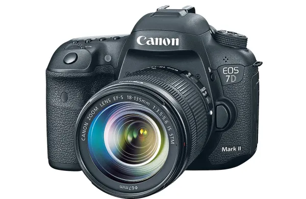 Canonov 7D naj bi stal približno 1600 evrov