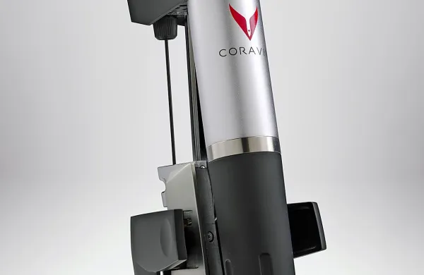 Coravin, inovativni sistem za dostop do vina v steklenici, s katerim je mogoče iz iste steklenice natočiti vino v daljšem časovnem obdobju, ne da bi oksidiralo