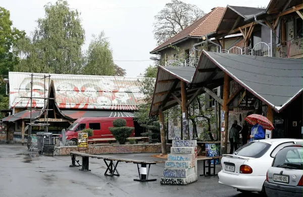 Lokal Gala Hala z Metelkove je v soboto na družabnem omrežju Facebook objavil opozorilo, da se “po Metelkovi sprehaja čedalje več idiotov, ki podtikajo v pijačo GHB”