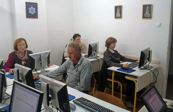 Člani Farosa se ukvarjajo z različnimi dejavnostmi