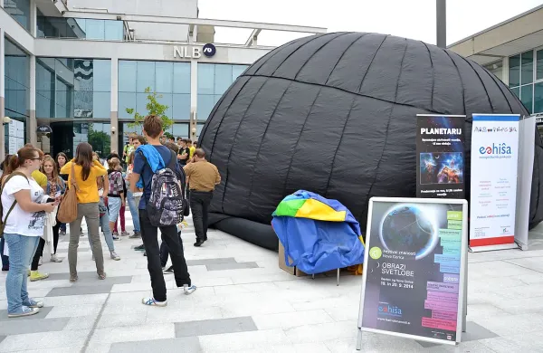 Na Bevkovem trgu je zrasel planetarij 