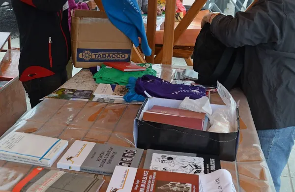 Ob pomniku miru si je bilo mogoče za spomin kupiti tudi knjige, ki opisujejo dogodke zadnjih stotih let